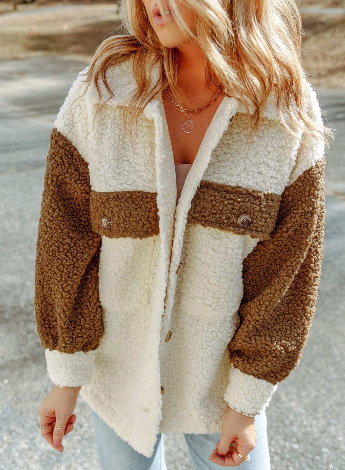 AZALEA - Manteau Long en Laine Grande Taille Découvrez notre manteau AZALEA, une création mode grande taille qui allie chaleur de la laine et élégance française. Ce manteau long en laine grande taille offre un design raffiné et chaleureux, idéal pour les
