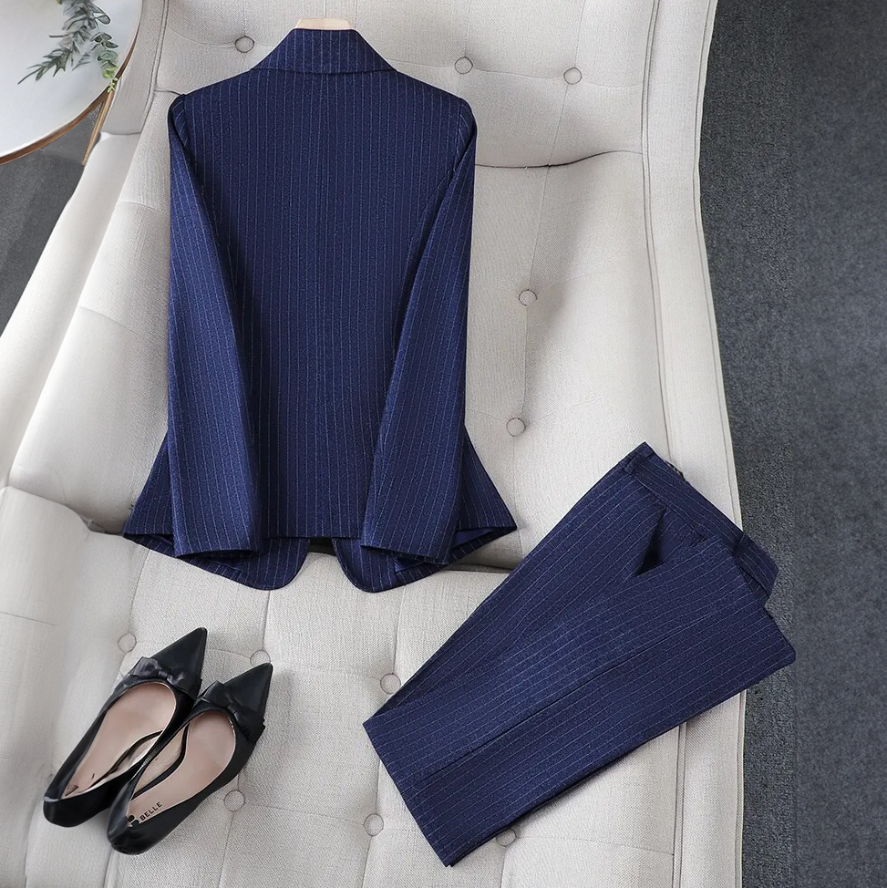 L'AURABLEND - Ensemble Blazer Élégant Grande Taille Découvrez notre ensemble L'AURABLEND, une création exclusive mode grande taille de notre collection designer qui incarne l'excellence de l'élégance française. Ce blazer grande taille de la prestigieuse c
