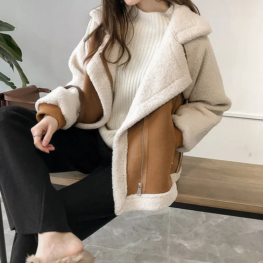 BETTY - Manteau en Fausse Fourrure Grande Taille Découvrez notre manteau BETTY, une création mode grande taille qui allie chaleur luxueuse et élégance française. Ce manteau en fausse fourrure grande taille offre un design sophistiqué et douillet, idéal po