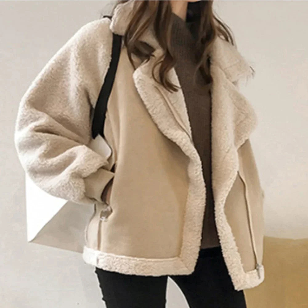 BETTY - Manteau en Fausse Fourrure Grande Taille Découvrez notre manteau BETTY, une création mode grande taille qui allie chaleur luxueuse et élégance française. Ce manteau en fausse fourrure grande taille offre un design sophistiqué et douillet, idéal po