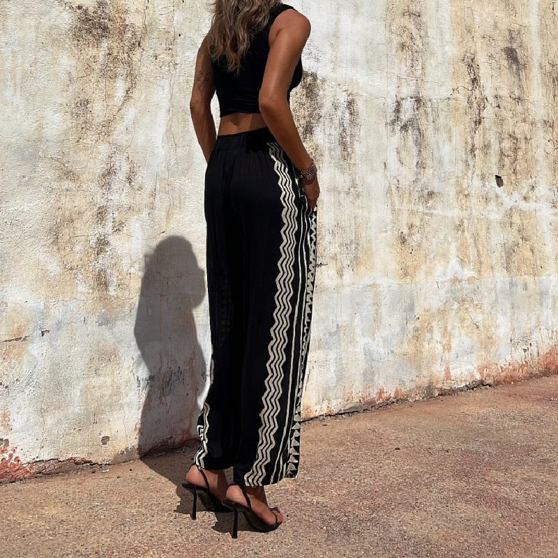 NELE - Pantalon à Motifs Géométriques Grande Taille Découvrez notre pantalon NELE, une création mode grande taille qui marie motifs géométriques audacieux et élégance française. Ce pantalon grande taille offre une silhouette moderne et artistique, créé po