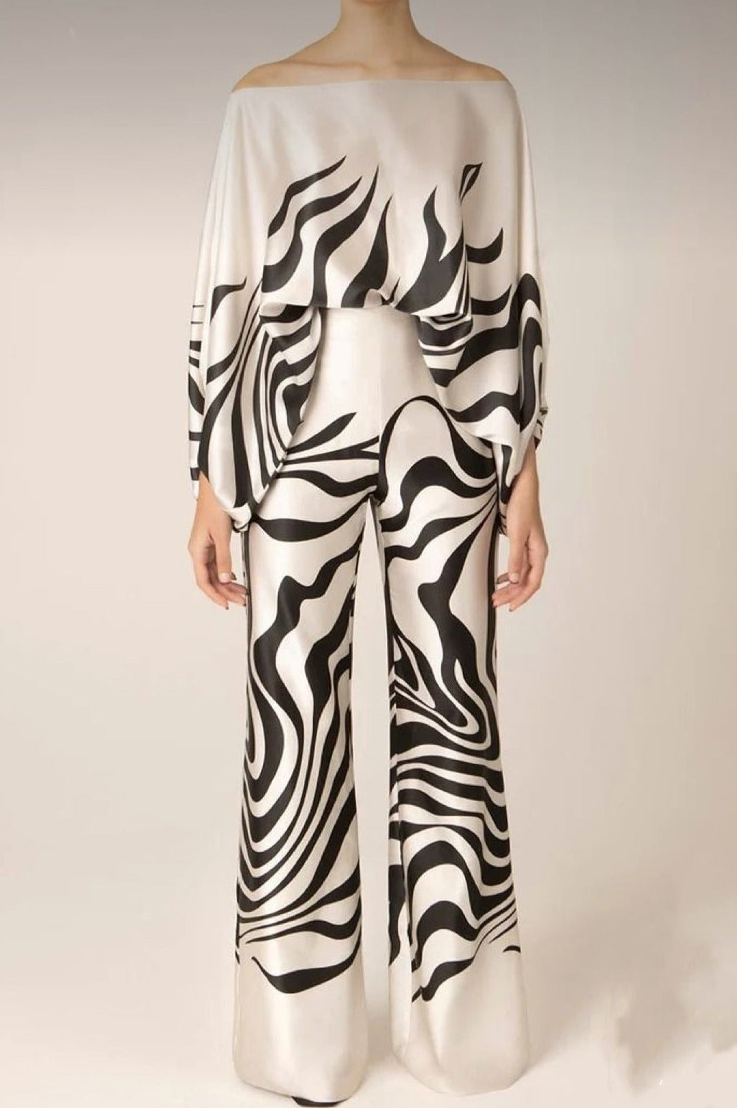 CHICA - Ensemble 2 Pièces Grande Taille Découvrez notre ensemble CHICA, une création mode grande taille qui allie sophistication et élégance française. Cet ensemble élégant grande taille offre un style raffiné et moderne, idéal pour les femmes qui souhait
