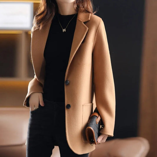 DORIS - Blazer en Tweed Grande Taille Découvrez notre blazer DORIS, une création mode grande taille qui allie chaleur du tweed et élégance française. Ce blazer en tweed grande taille offre un design sophistiqué et douillet, idéal pour les femmes qui souha