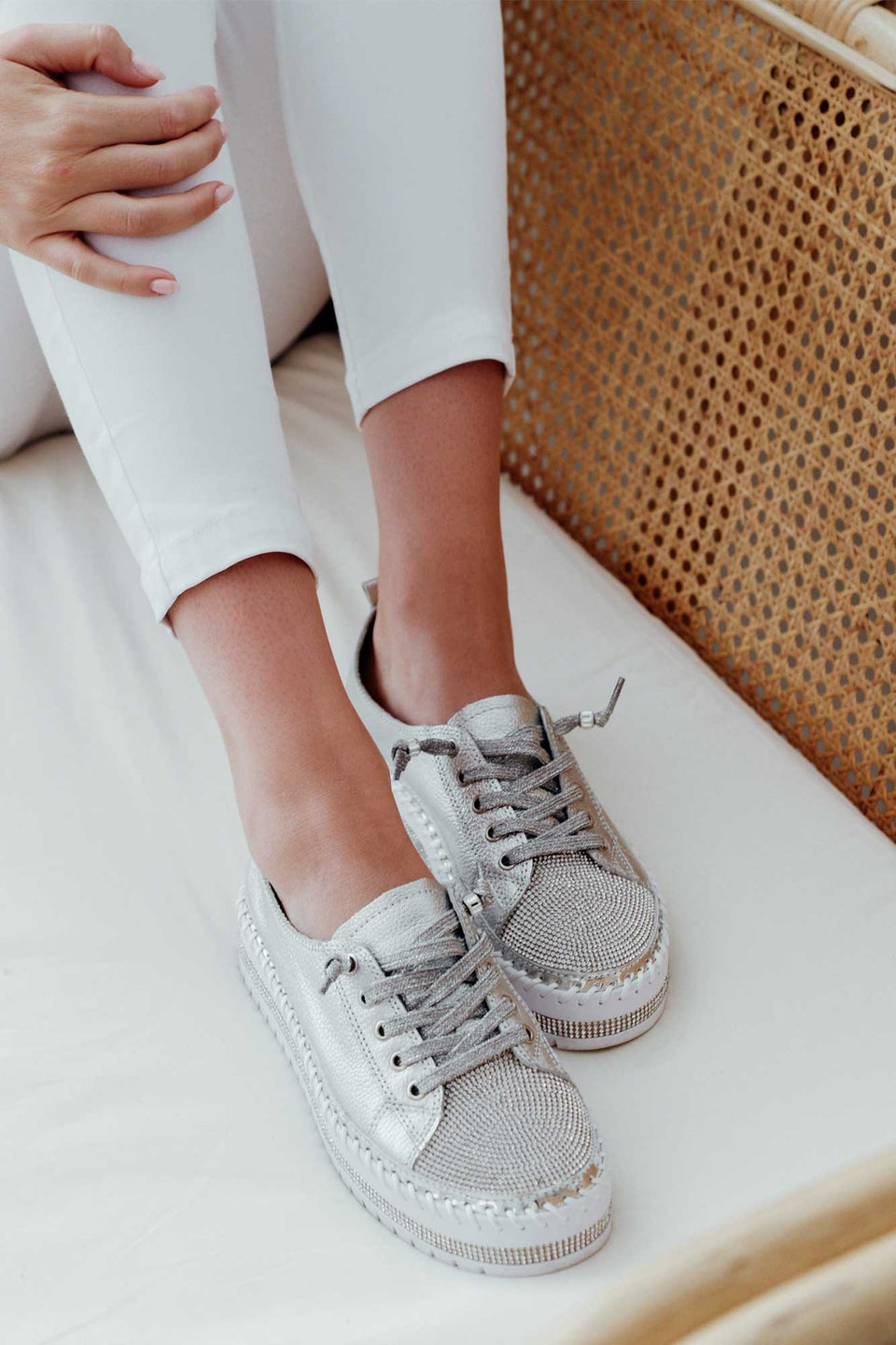 ILSA - Chaussures d'Été Diamant Grande Taille Découvrez nos chaussures ILSA, une création mode grande taille qui marie l'éclat du diamant à l'élégance française. Ces chaussures d'été grande taille offrent une silhouette raffinée et scintillante, créées po