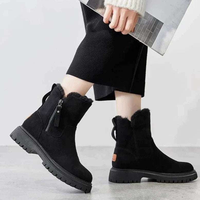 GABRIELA - Bottes à Pompons Grande Taille Découvrez nos bottes GABRIELA, une création mode grande taille qui marie détails ludiques et élégance française. Ces bottes grande taille offrent une silhouette raffinée et enjouée, créées pour les femmes qui rech