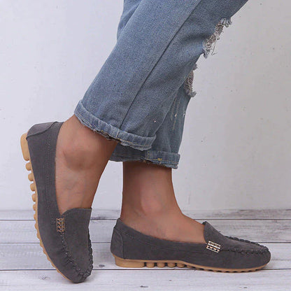 ISA - Chaussures Plates Grande Taille Découvrez nos chaussures plates ISA, une création mode grande taille qui marie confort quotidien et élégance française. Ces chaussures grande taille offrent une silhouette raffinée et pratique, créées pour les femmes