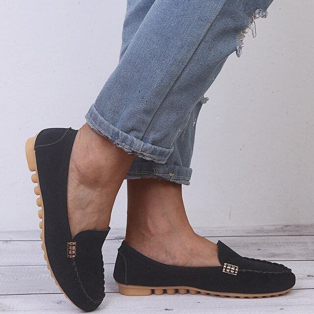 ISA - Chaussures Plates Grande Taille Découvrez nos chaussures plates ISA, une création mode grande taille qui marie confort quotidien et élégance française. Ces chaussures grande taille offrent une silhouette raffinée et pratique, créées pour les femmes