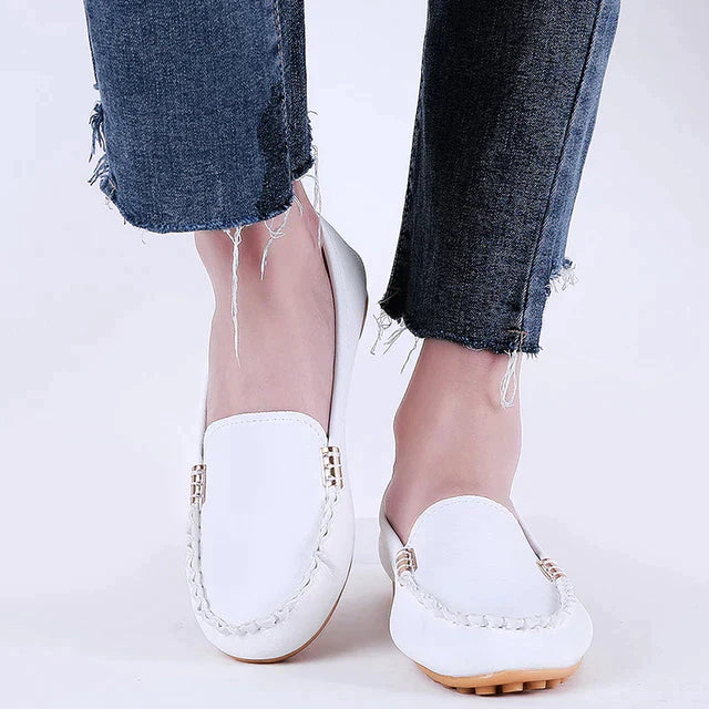 ISA - Chaussures Plates Grande Taille Découvrez nos chaussures plates ISA, une création mode grande taille qui marie confort quotidien et élégance française. Ces chaussures grande taille offrent une silhouette raffinée et pratique, créées pour les femmes