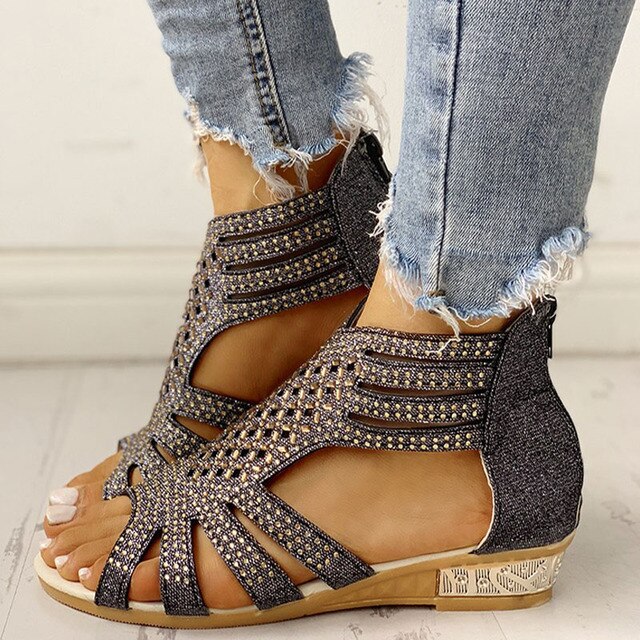 IRIS - Sandales Orthopédiques à Talon Bas Grande Taille Découvrez nos sandales IRIS, une création mode grande taille qui marie confort orthopédique et élégance française. Ces sandales grande taille offrent une silhouette raffinée et ergonomique, créées po