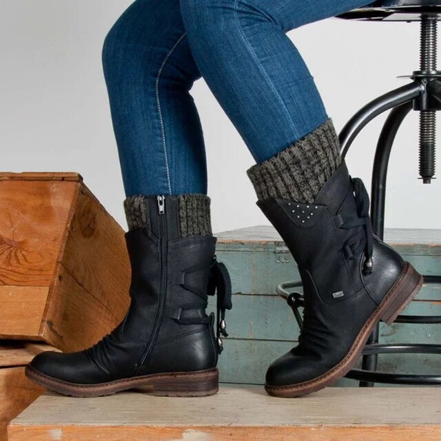 STEFF - Bottes Mi-Hautes Grande Taille Découvrez nos bottes STEFF, une création mode grande taille qui marie hauteur élégante et élégance française. Ces bottes mi-hautes grande taille offrent une silhouette raffinée et allongée, créées pour les femmes qui