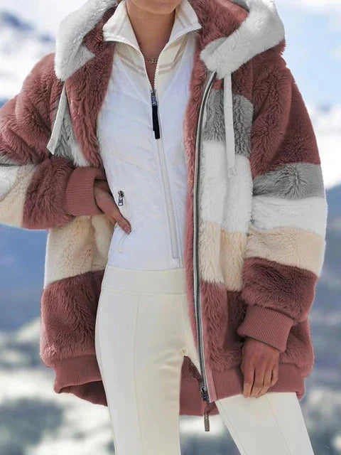 HALLIE - Manteau d'Hiver Grande Taille Découvrez notre manteau HALLIE, une création mode grande taille qui allie chaleur hivernale et élégance française. Ce manteau d'hiver grande taille offre un design moderne et confortable, idéal pour les femmes qui so
