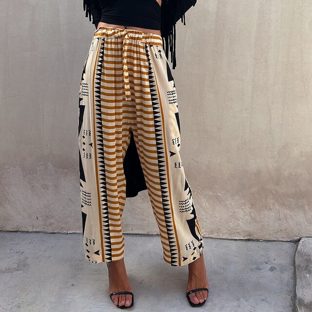 NELE - Pantalon à Motifs Géométriques Grande Taille Découvrez notre pantalon NELE, une création mode grande taille qui marie motifs géométriques audacieux et élégance française. Ce pantalon grande taille offre une silhouette moderne et artistique, créé po