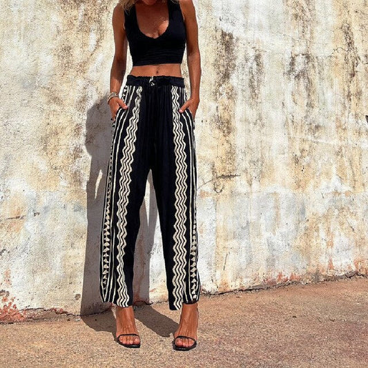 NELE - Pantalon à Motifs Géométriques Grande Taille Découvrez notre pantalon NELE, une création mode grande taille qui marie motifs géométriques audacieux et élégance française. Ce pantalon grande taille offre une silhouette moderne et artistique, créé po