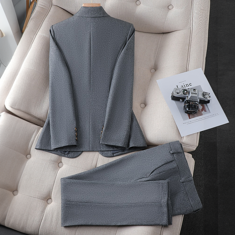 L'AURABLEND - Ensemble Blazer Business Grande Taille Découvrez notre ensemble business L'AURABLEND, une création exclusive mode grande taille de notre collection designer qui redéfinit l'élégance professionnelle française. Ce blazer grande taille de la pr