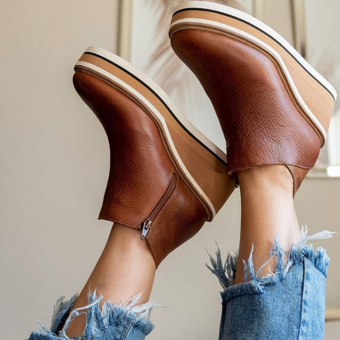 CONSTANCE - Bottes d'Hiver Grande Taille Découvrez nos bottes CONSTANCE, une création mode grande taille qui marie chaleur hivernale et élégance française. Ces bottes d'hiver grande taille offrent une silhouette raffinée et protectrice, créées pour les fe