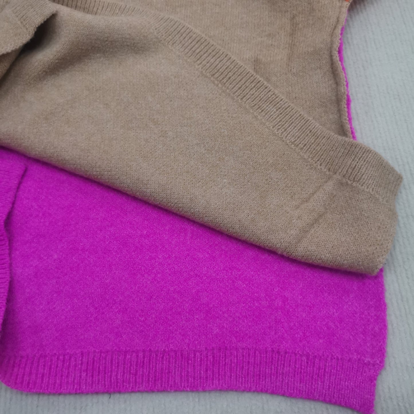 JENNY - Pull Color Block Élégant Grande Taille Découvrez notre pull JENNY, une création mode grande taille qui marie color block moderne et élégance française. Ce pull grande taille offre une silhouette graphique et raffinée, créé pour les femmes qui osen