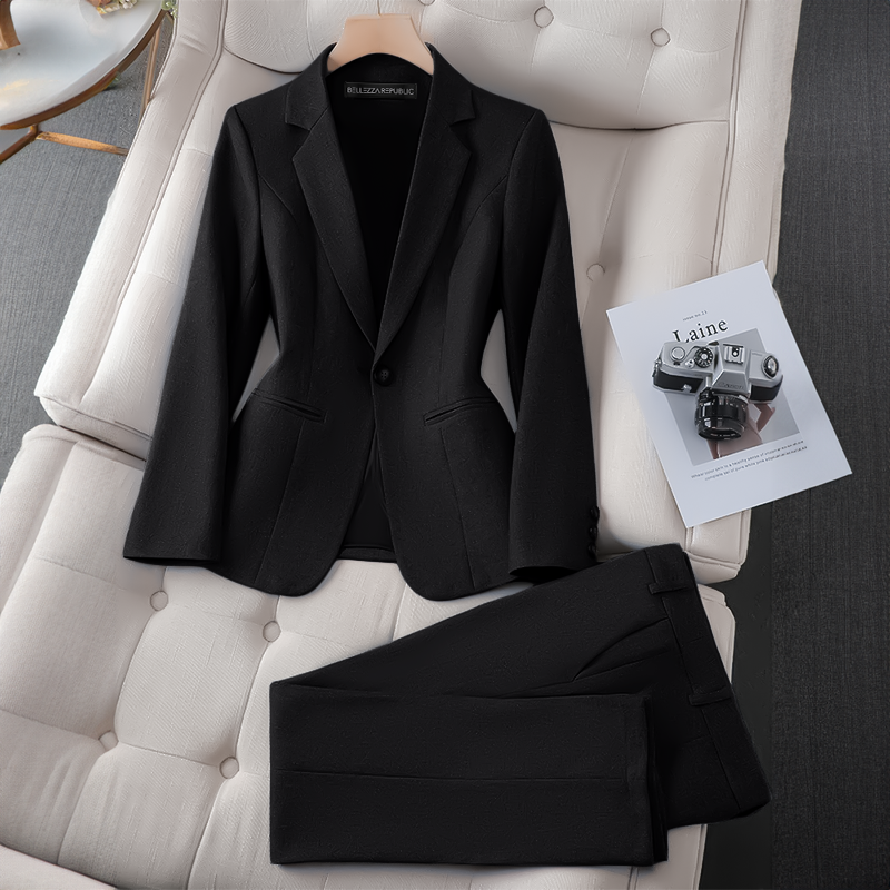 L'AURABLEND - Ensemble Blazer Business Grande Taille Découvrez notre ensemble business L'AURABLEND, une création exclusive mode grande taille de notre collection designer qui redéfinit l'élégance professionnelle française. Ce blazer grande taille de la pr