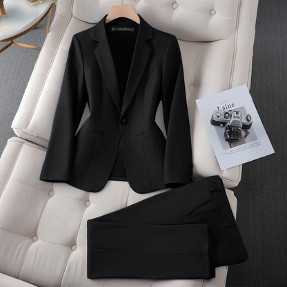 L'AURABLEND - Ensemble Blazer Business Grande Taille Découvrez notre ensemble business L'AURABLEND, une création exclusive mode grande taille de notre collection designer qui redéfinit l'élégance professionnelle française. Ce blazer grande taille de la pr