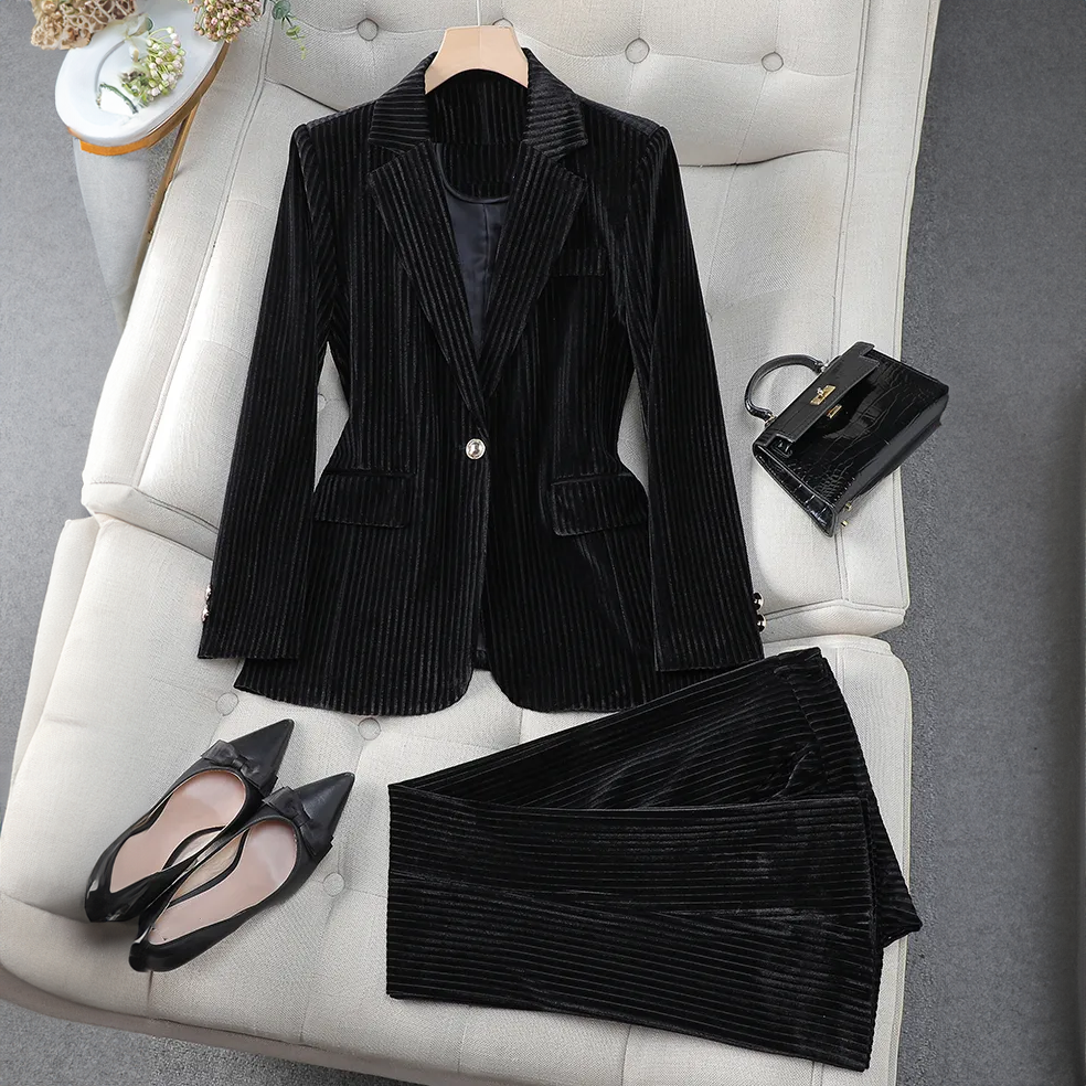 SCARLETT VELOURA - Ensemble Blazer Élégant Grande Taille Découvrez notre ensemble SCARLETT VELOURA, une création mode grande taille qui incarne la sensualité du velours et l'élégance française. Ce blazer grande taille en velours somptueux offre une silhou
