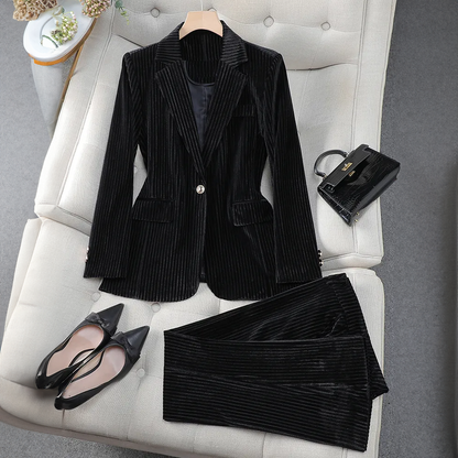SCARLETT VELOURA - Ensemble Blazer Élégant Grande Taille Découvrez notre ensemble SCARLETT VELOURA, une création mode grande taille qui incarne la sensualité du velours et l'élégance française. Ce blazer grande taille en velours somptueux offre une silhou