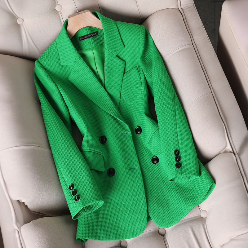 EMILIA CALOU - Blazer Premium Intemporel Grande Taille Découvrez notre blazer EMILIA CALOU, une pièce mode grande taille qui incarne l'essence même du luxe intemporel et de l'élégance française. Ce blazer premium grande taille offre une silhouette raffiné