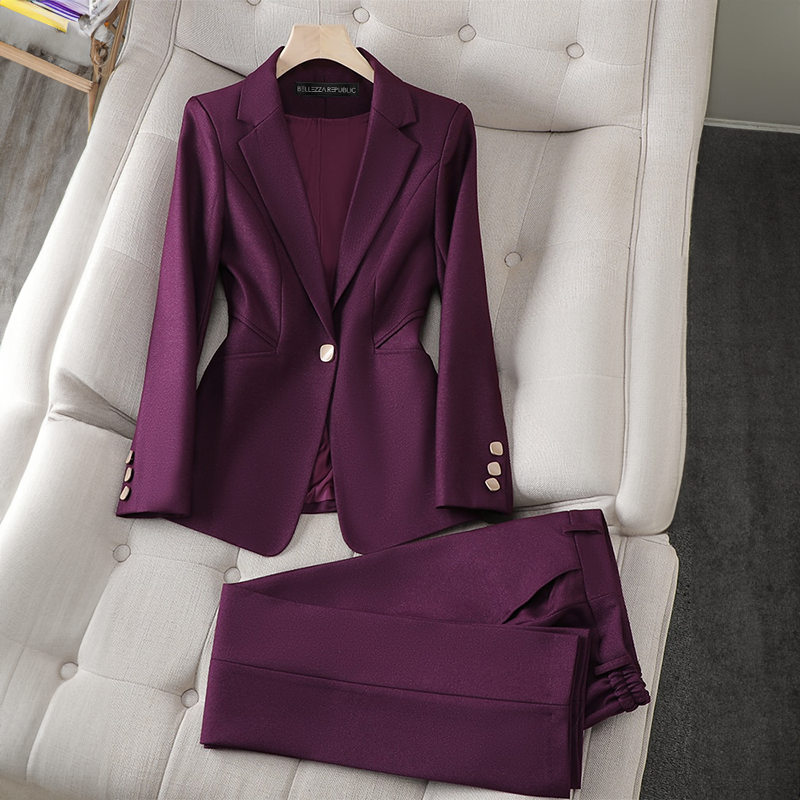 VIVIENNE - Ensemble Blazer Grande Taille par L'aurablend Découvrez notre ensemble VIVIENNE, une création exclusive mode grande taille de la prestigieuse collection L'aurablend qui incarne la quintessence de l'élégance française. Ce blazer grande taille of