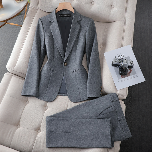 L'AURABLEND - Ensemble Blazer Business Grande Taille Découvrez notre ensemble business L'AURABLEND, une création exclusive mode grande taille de notre collection designer qui redéfinit l'élégance professionnelle française. Ce blazer grande taille de la pr