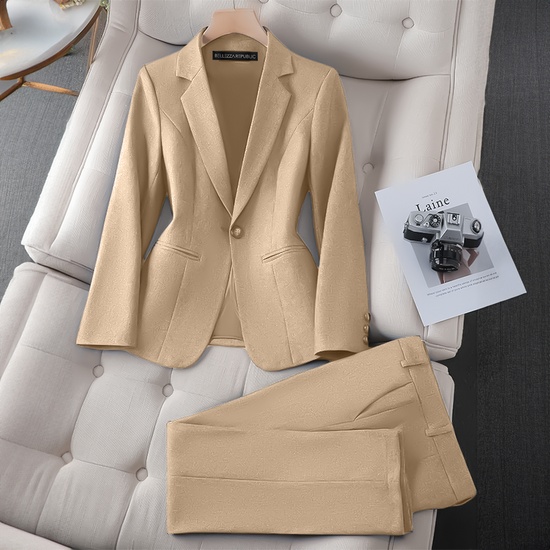 L'AURABLEND - Ensemble Blazer Business Grande Taille Découvrez notre ensemble business L'AURABLEND, une création exclusive mode grande taille de notre collection designer qui redéfinit l'élégance professionnelle française. Ce blazer grande taille de la pr