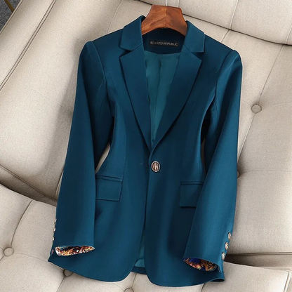 L'AURABLEND - Blazer Designer Grande Taille par Vittoria Velure Découvrez notre blazer L'AURABLEND, une création mode grande taille exclusive née de la collaboration exceptionnelle entre L'aurablend et Vittoria Velure. Ce blazer designer grande taille rep