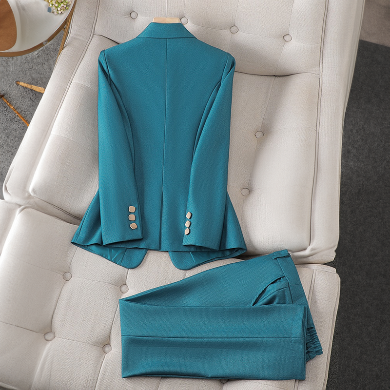VIVIENNE - Ensemble Blazer Grande Taille par L'aurablend Découvrez notre ensemble VIVIENNE, une création exclusive mode grande taille de la prestigieuse collection L'aurablend qui incarne la quintessence de l'élégance française. Ce blazer grande taille of