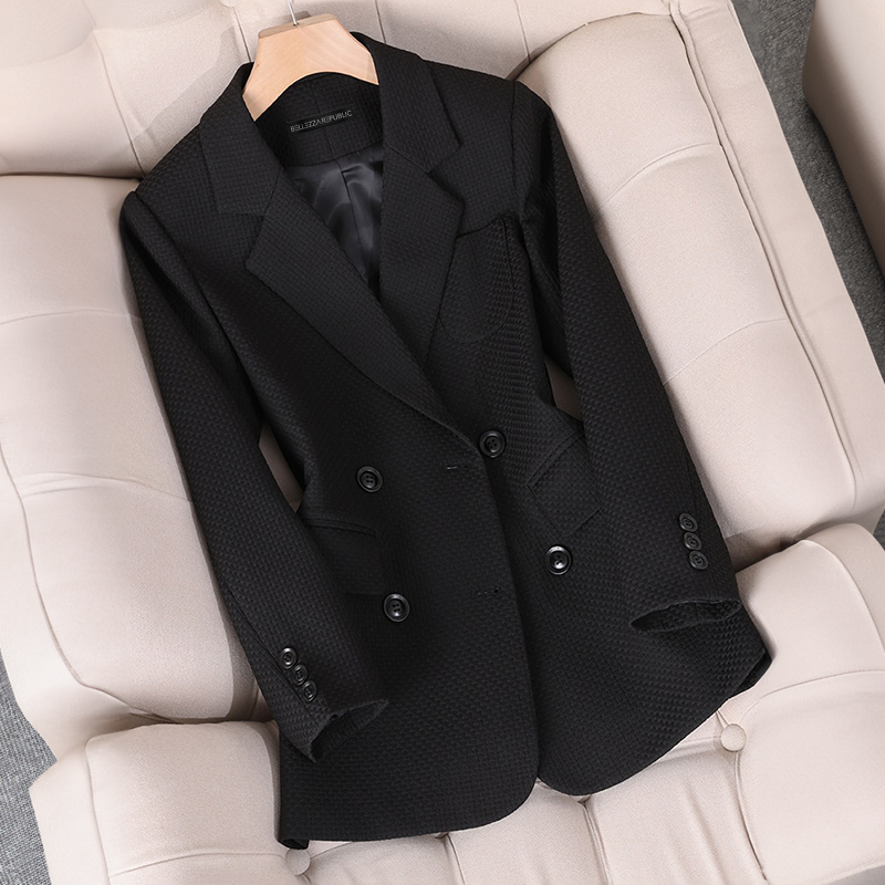 EMILIA CALOU - Blazer Premium Intemporel Grande Taille Découvrez notre blazer EMILIA CALOU, une pièce mode grande taille qui incarne l'essence même du luxe intemporel et de l'élégance française. Ce blazer premium grande taille offre une silhouette raffiné