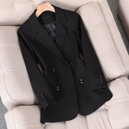 EMILIA CALOU - Blazer Premium Intemporel Grande Taille Découvrez notre blazer EMILIA CALOU, une pièce mode grande taille qui incarne l'essence même du luxe intemporel et de l'élégance française. Ce blazer premium grande taille offre une silhouette raffiné