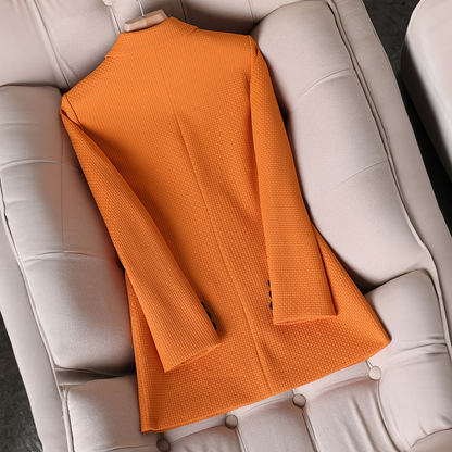 EMILIA CALOU - Blazer Premium Intemporel Grande Taille Découvrez notre blazer EMILIA CALOU, une pièce mode grande taille qui incarne l'essence même du luxe intemporel et de l'élégance française. Ce blazer premium grande taille offre une silhouette raffiné