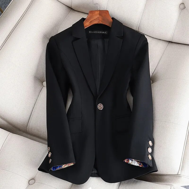 L'AURABLEND - Blazer Designer Grande Taille par Vittoria Velure Découvrez notre blazer L'AURABLEND, une création mode grande taille exclusive née de la collaboration exceptionnelle entre L'aurablend et Vittoria Velure. Ce blazer designer grande taille rep