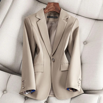 L'AURABLEND - Blazer Designer Grande Taille par Vittoria Velure Découvrez notre blazer L'AURABLEND, une création mode grande taille exclusive née de la collaboration exceptionnelle entre L'aurablend et Vittoria Velure. Ce blazer designer grande taille rep