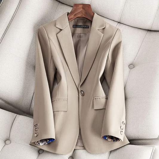 L'AURABLEND - Blazer Designer Grande Taille par Vittoria Velure Découvrez notre blazer L'AURABLEND, une création mode grande taille exclusive née de la collaboration exceptionnelle entre L'aurablend et Vittoria Velure. Ce blazer designer grande taille rep