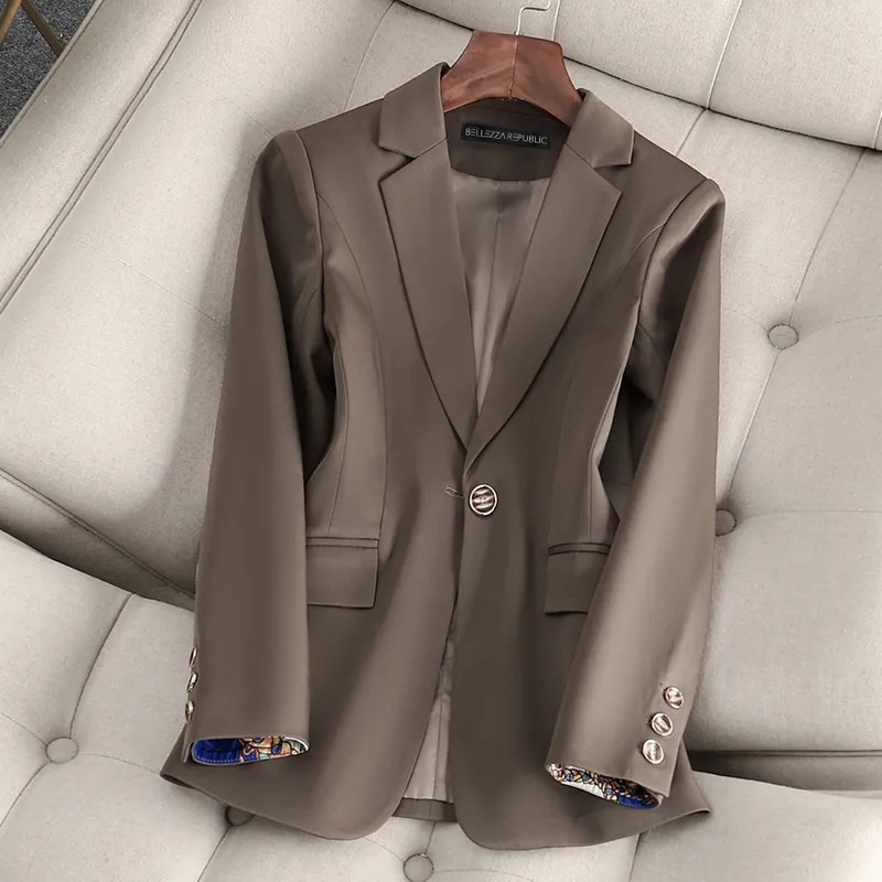 L'AURABLEND - Blazer Designer Grande Taille par Vittoria Velure Découvrez notre blazer L'AURABLEND, une création mode grande taille exclusive née de la collaboration exceptionnelle entre L'aurablend et Vittoria Velure. Ce blazer designer grande taille rep