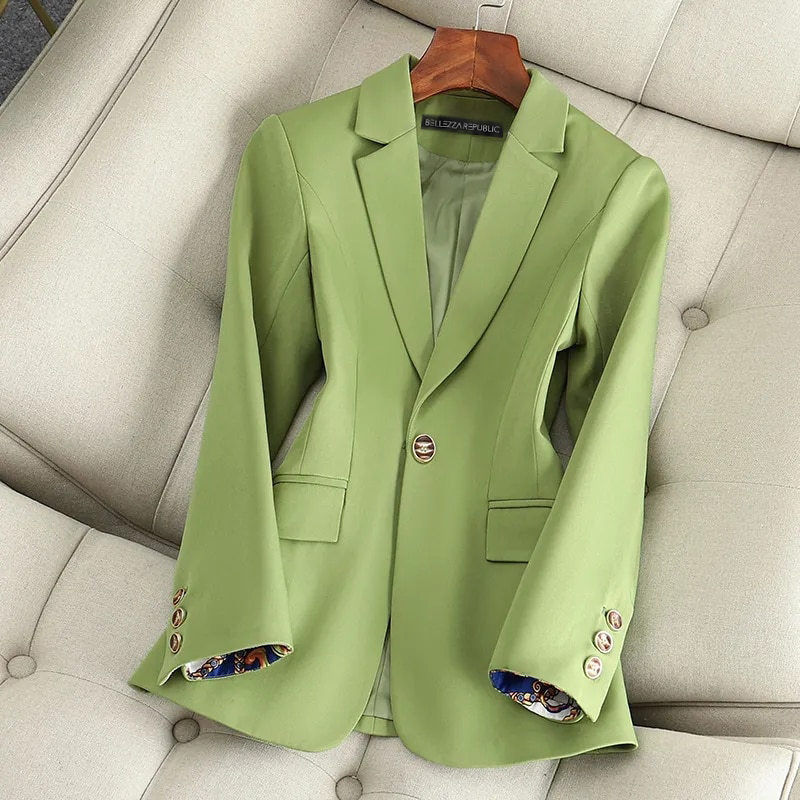 L'AURABLEND - Blazer Designer Grande Taille par Vittoria Velure Découvrez notre blazer L'AURABLEND, une création mode grande taille exclusive née de la collaboration exceptionnelle entre L'aurablend et Vittoria Velure. Ce blazer designer grande taille rep