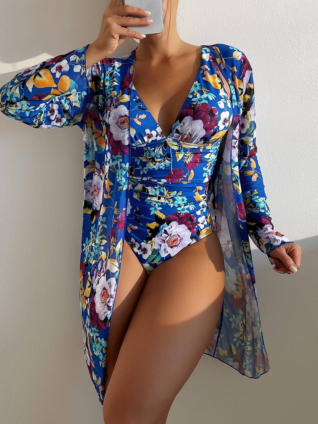 JINA - Bikini d'été 3 pièces bleu Pour un look à la mode cet été, choisissez notre bikini multicolore. Le décolleté en V flatteur, le délicat motif floral et les plis complexes font de ce bikini un must-have pour les amateurs de mode. Ce bikini s'adapte p