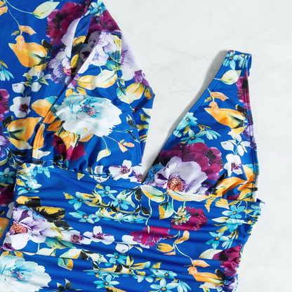 JINA - Bikini d'été 3 pièces bleu Pour un look à la mode cet été, choisissez notre bikini multicolore. Le décolleté en V flatteur, le délicat motif floral et les plis complexes font de ce bikini un must-have pour les amateurs de mode. Ce bikini s'adapte p