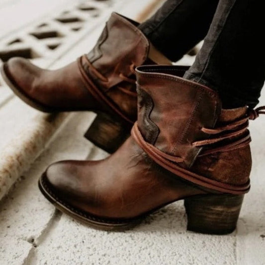 LAUREL - Bottes en Cuir Grande Taille Découvrez nos bottes LAUREL, une création mode grande taille qui marie cuir premium et élégance française. Ces bottes grande taille offrent une silhouette raffinée et sophistiquée, créées pour les femmes qui recherche