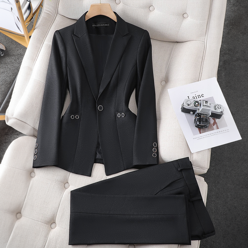 AGATHA - Ensemble Blazer Élégant Grande Taille Découvrez notre ensemble AGATHA, une pièce phare de notre collection mode grande taille qui incarne l'essence même de l'élégance française. Ce blazer grande taille de notre collection signature Agatha® offre