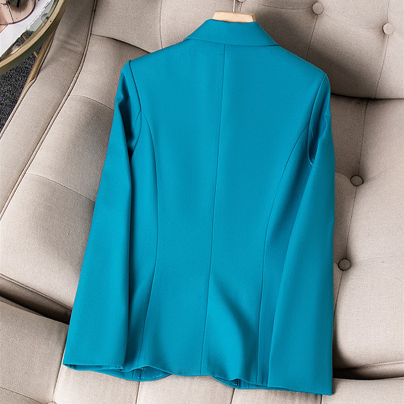 L'AURABLEND - Blazer Élégant Grande Taille Découvrez notre blazer L'AURABLEND, une création exclusive mode grande taille de notre collection designer qui incarne l'excellence de l'élégance française. Ce blazer grande taille de la prestigieuse ligne L'aura